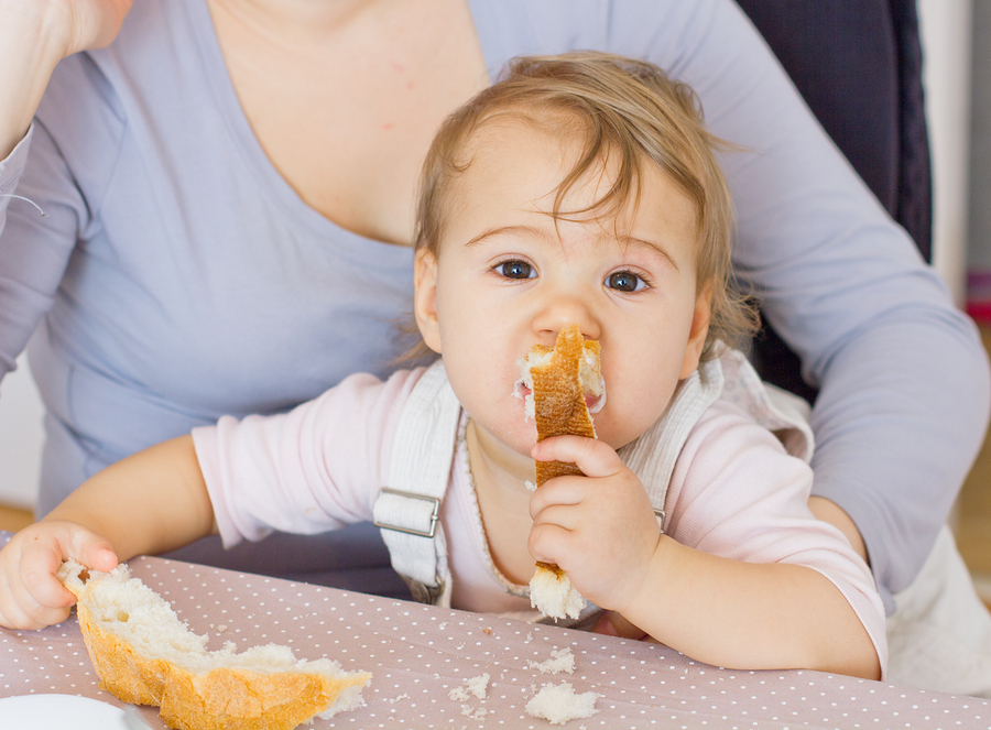Bebe obožavaju grickati kruh i peciva