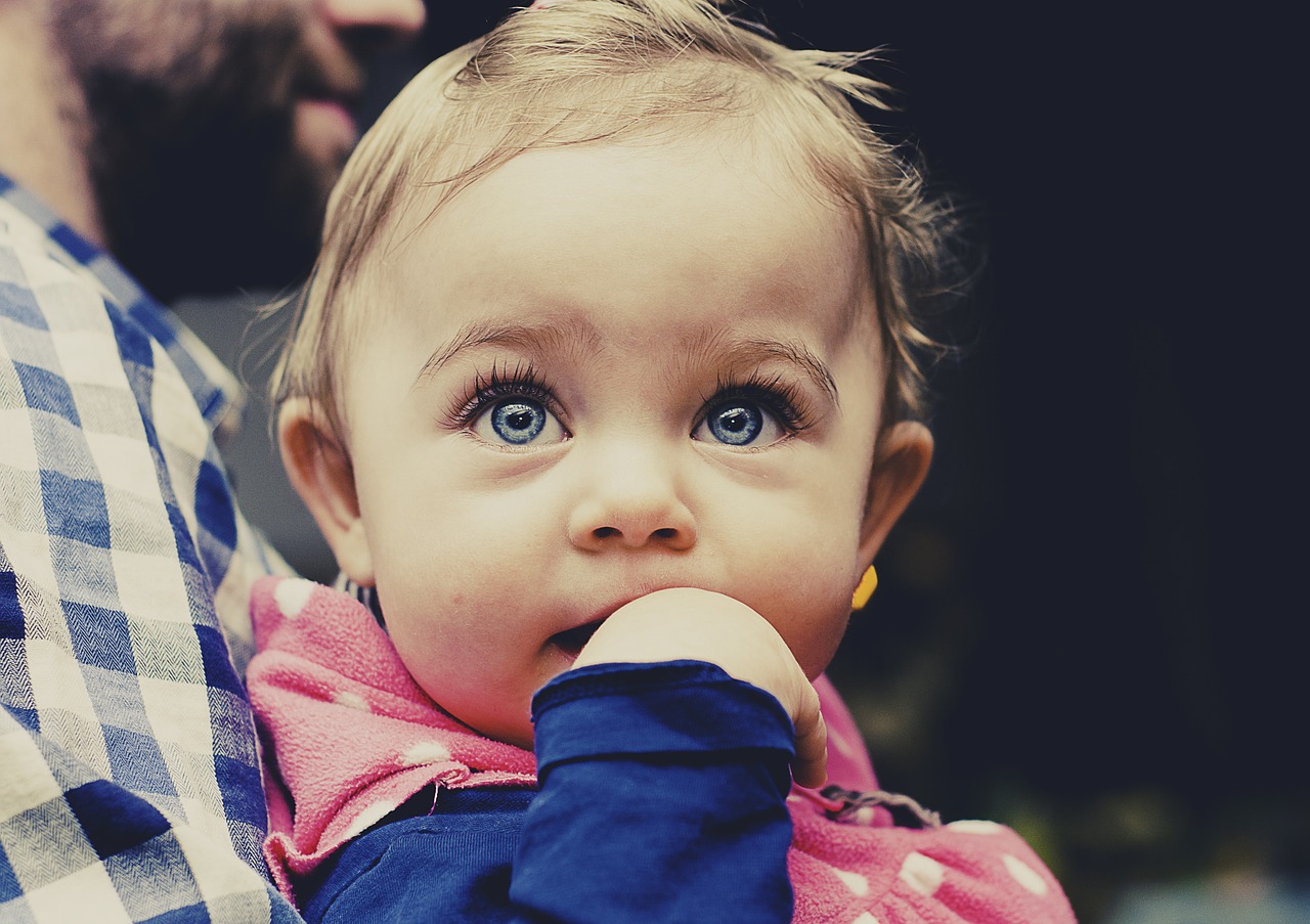 Zbog čega dolazi do promijene boje bebinih očiju?