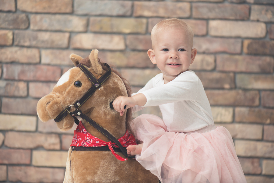 Drveni konjić je doličan poklon za dijete od godinu dana