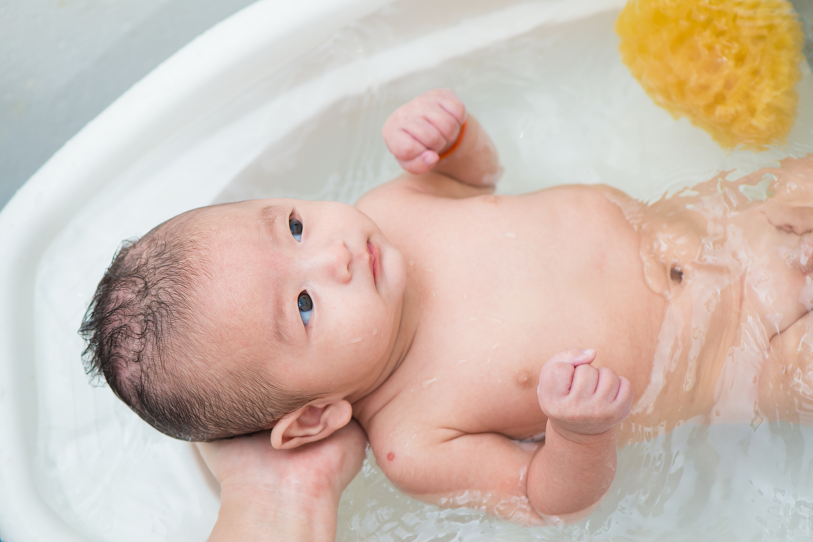 Bebu jednom rukom treba pridržavati a drugom kupati.