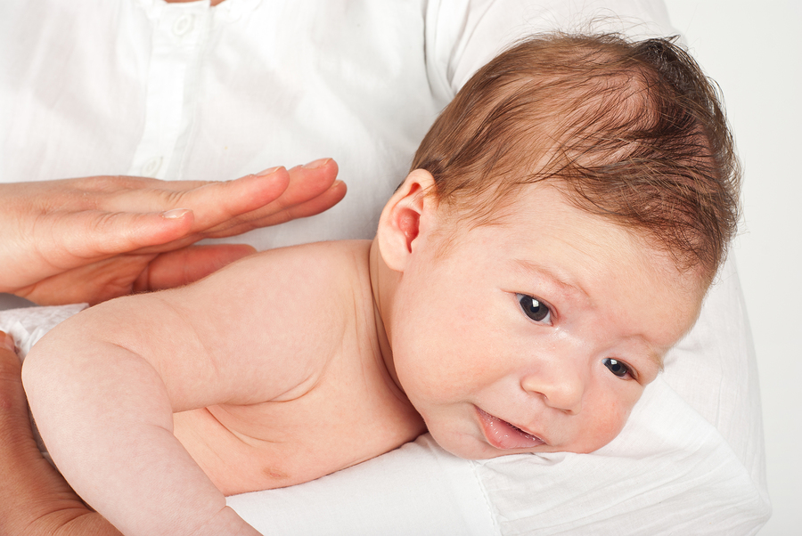 Ako beba jako bljucka hranjenje bi trebalo prekinuti i podrignuti bebu