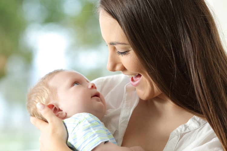 Višak vode u malom bebinom organizmu može štetiti razvoju bebe.