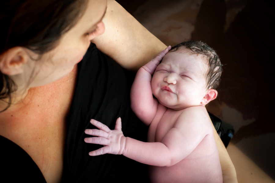 Bebine okice često su natečene nakon poroda.