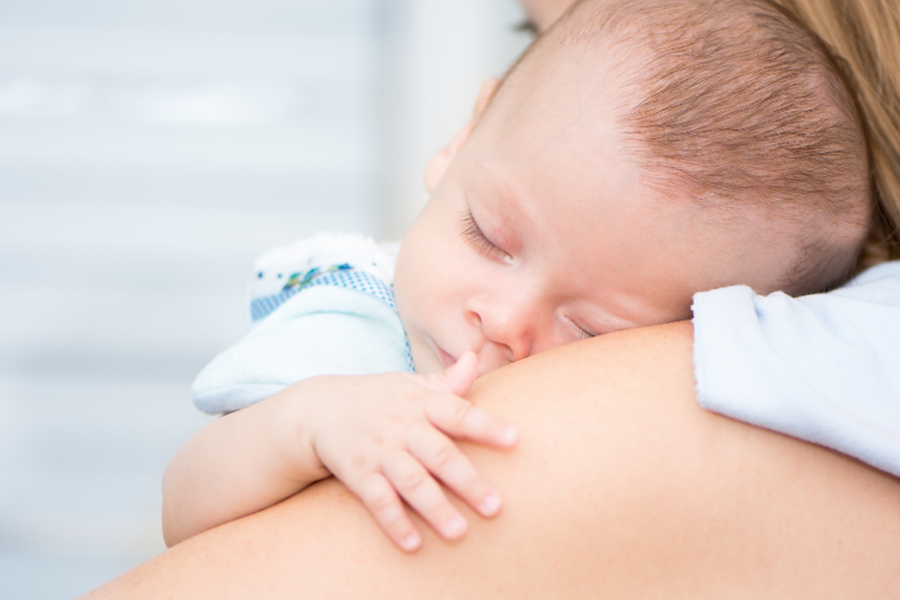 Bebe bljuckaju jer gutaju previše zraka tijekom hranjenja. 