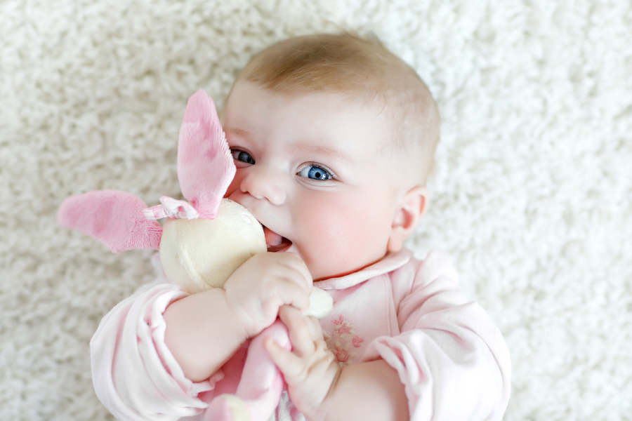 Igra omiljenim igračkama može pomoći smiriti bebu.