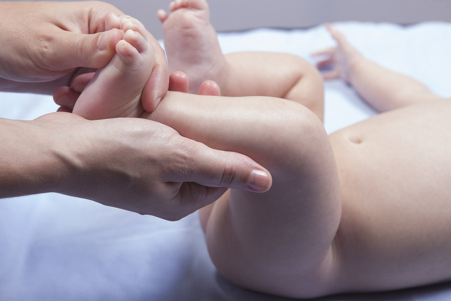 Skraćivanje noktića je potrebno jer se bebe refleksnim pokretima ručica mogu izgrebati po licu ili tijelu.