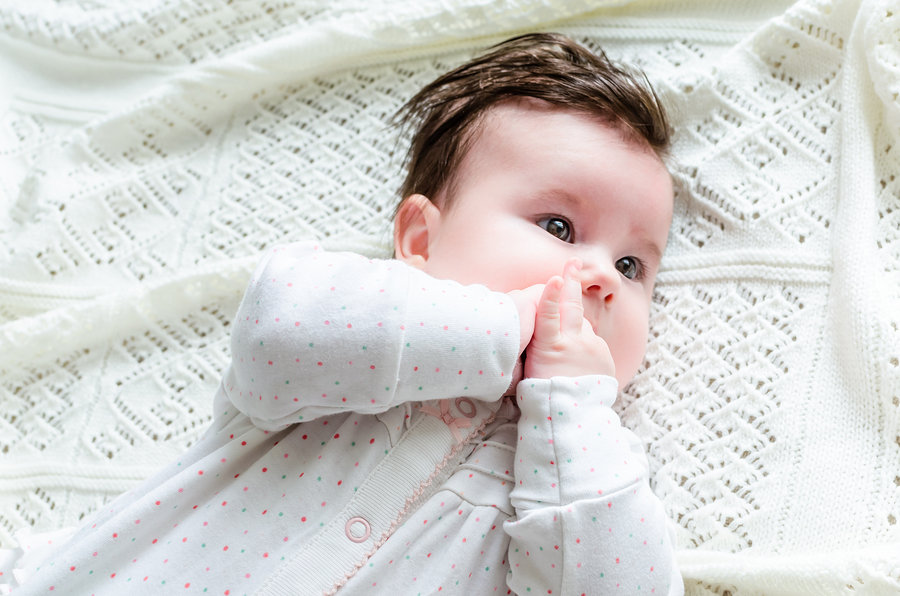 Kad roditelji primijete u ustima svoje novorođene bebe bjelkaste mrlje slične zgrušanom mlijeku, svakako trebaju provjeriti da nije u pitanju infekcija usta (soor) i ako jest, posavjetovati se s pedijatrom.