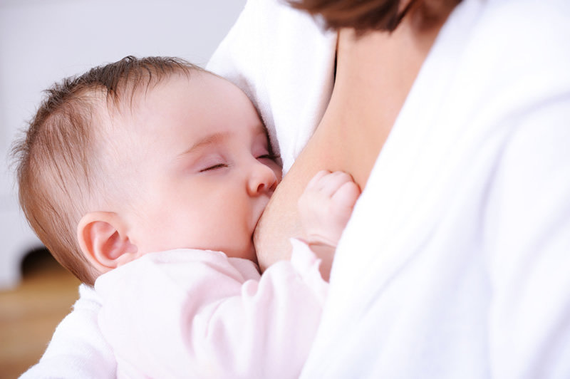 Svakoj se majci preporučuje dojiti svoje dijete, jer je majčino mlijeko najbolja hrana za novorođenče.
